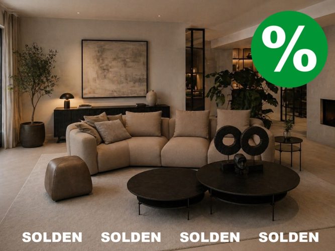 Ruime, tijdloze woonkamer met een beige modulaire designzetel, ronde salontafels, sfeervolle verlichting en een moderne gashaard. Dit stijlvolle interieur toont de hoogwaardige meubelcollectie en het vakmanschap van een familiebedrijf met showroom en eigen atelier in Kruibeke.