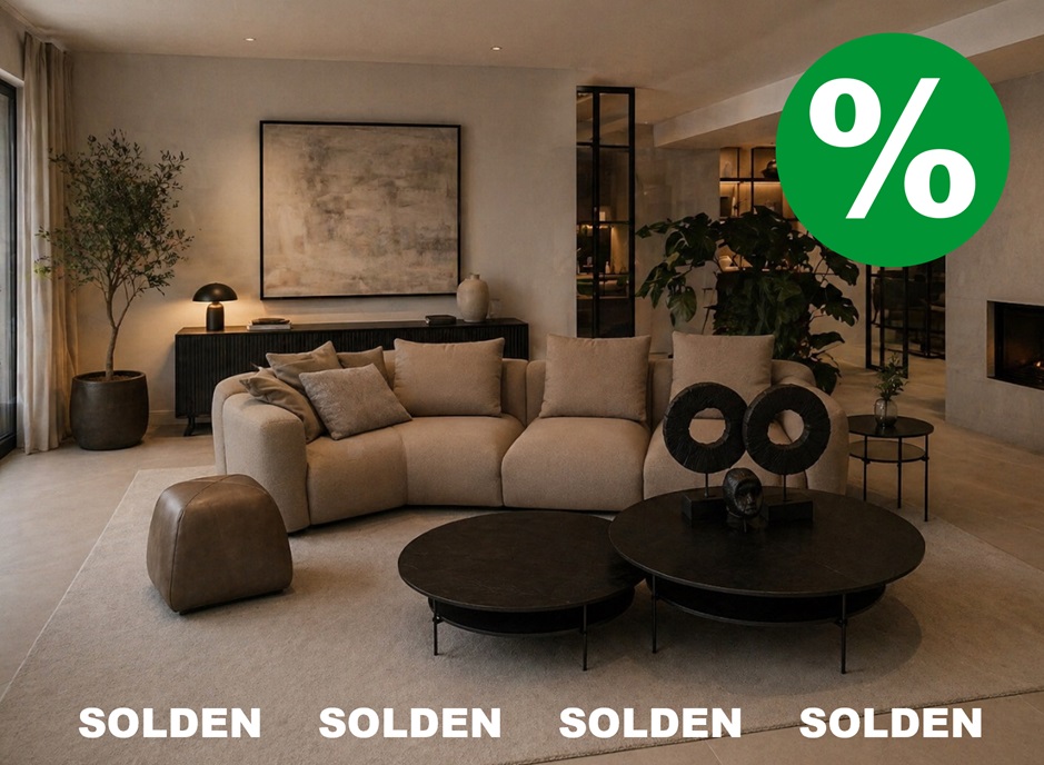 Ruime, tijdloze woonkamer met een beige modulaire designzetel, ronde salontafels, sfeervolle verlichting en een moderne gashaard. Dit stijlvolle interieur toont de hoogwaardige meubelcollectie en het vakmanschap van een familiebedrijf met showroom en eigen atelier in Kruibeke.